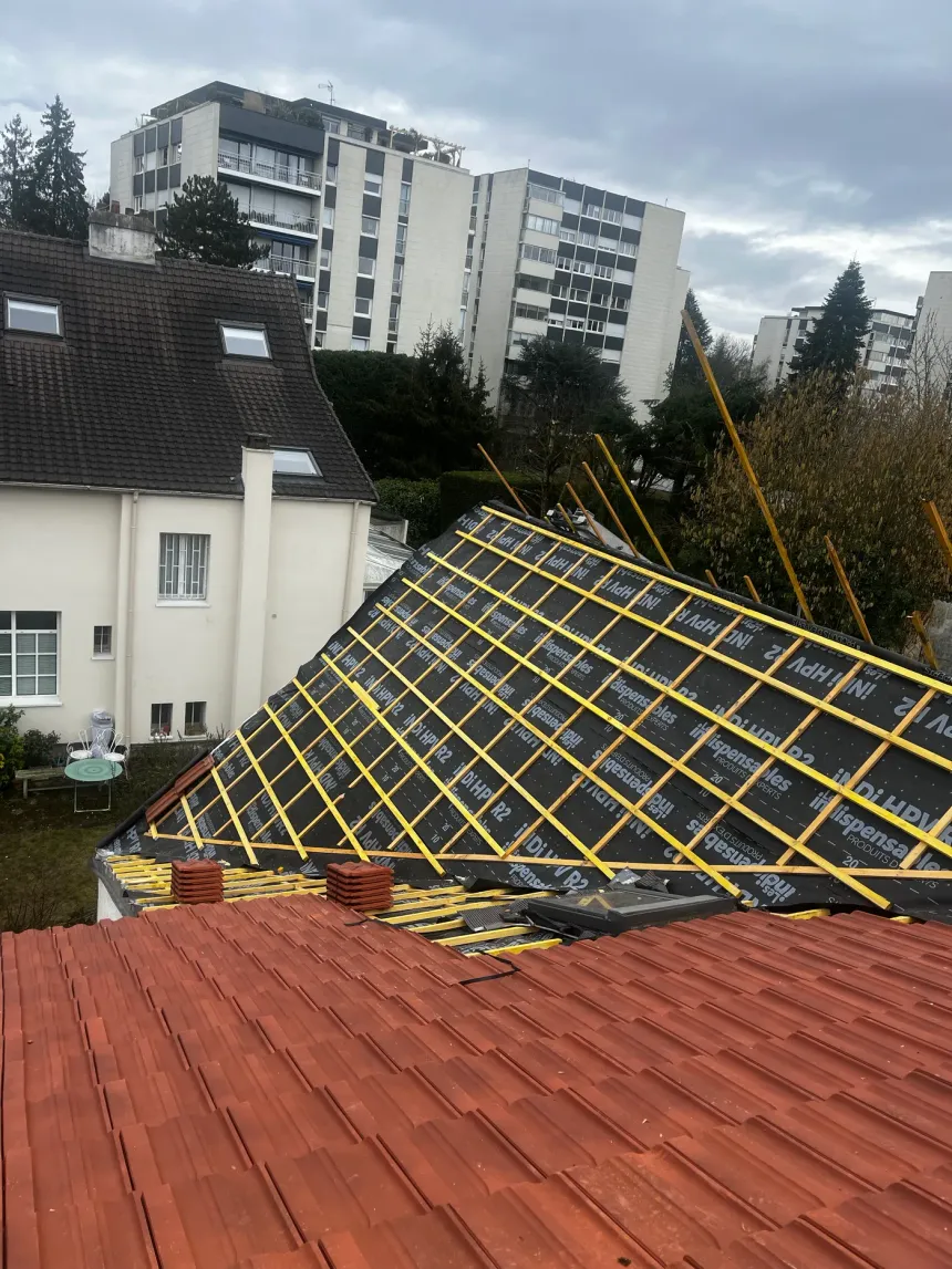 Couvreur intervenant sur une toiture au Havre (76)
