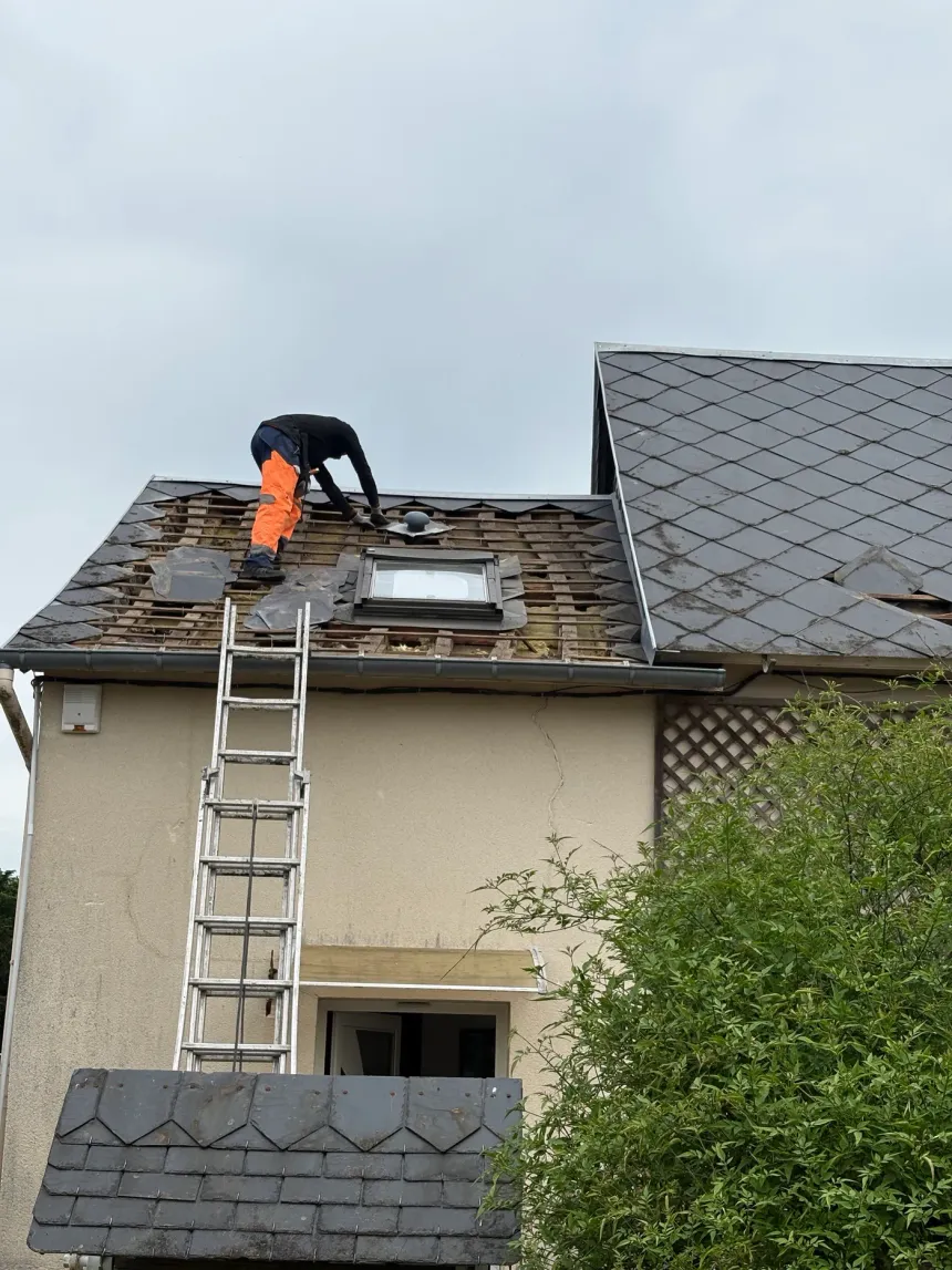 Toiture réparée par un couvreur à Octeville-sur-Mer (76)