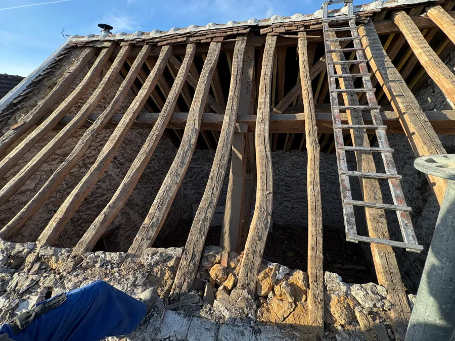 Charpente en bois inspectée et reprise par un couvreur dans l'agglomération du Havre (76) (avant travaux)