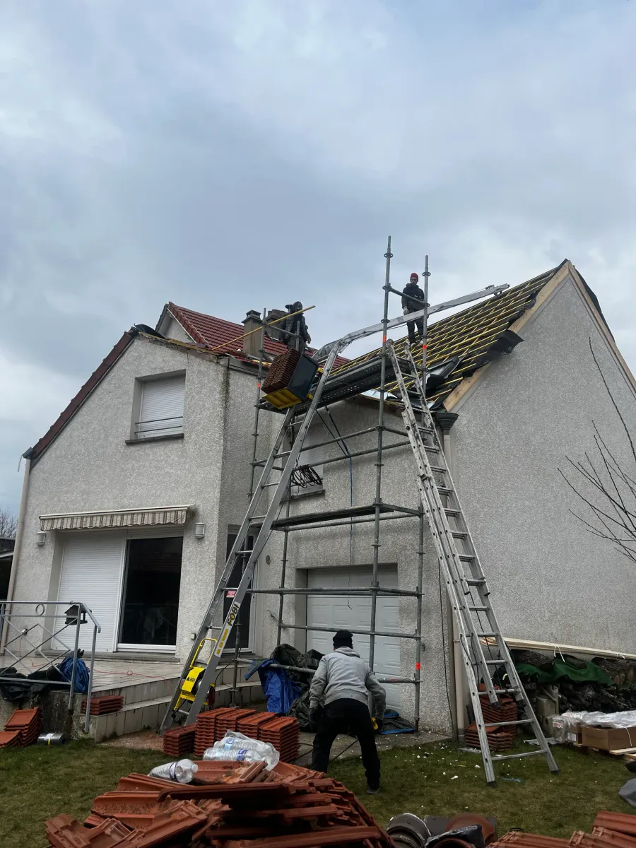 Maison individuelle avec sa toiture en tuiles entièrement refaite dans l'agglomération du Havre (76) (avant travaux)
